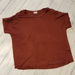 Rust colored, lace up T